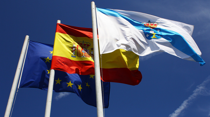 La colocación de las banderas institucionales